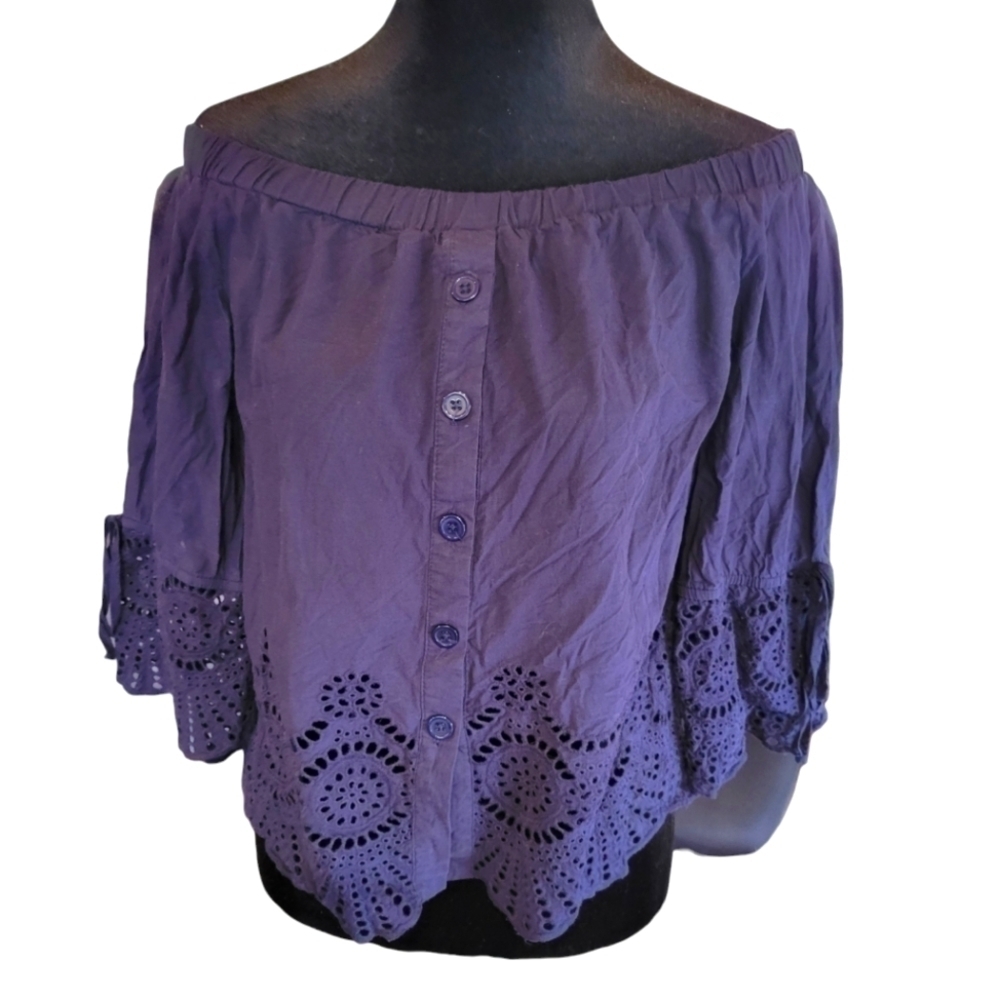 Off the shoulder to with lace detail
